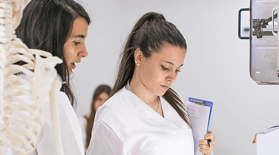 Two medical students at FP Claudio Galeno analyzing
